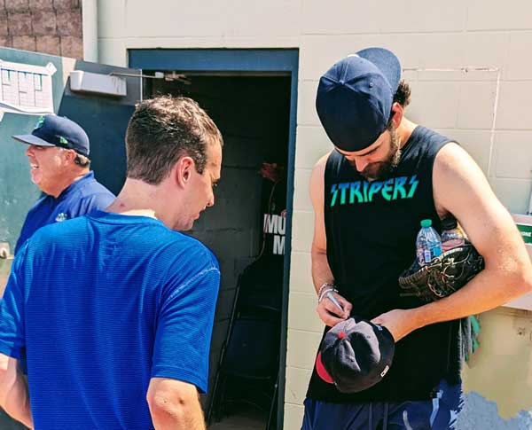 playball-wkend-meet-players-and-get-autographs